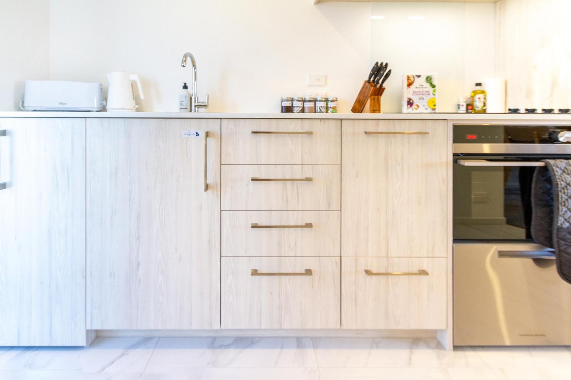City Living: Upper Studio Haven On Wilmer 크라이스트처치 외부 사진